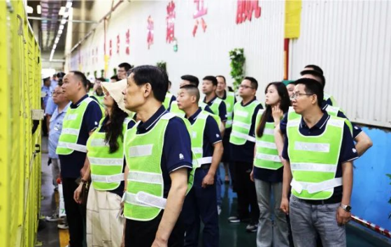 在本次廣西會議中，經銷商們還有機會分享他們的市場經驗，并參觀了玲瓏輪胎的生產工廠。通過參觀工廠，經銷商們了解了輪胎的生產工藝，并通過專業知識的加強，提升了對輪胎性能的判斷能力，以更好地為市場提供服務。