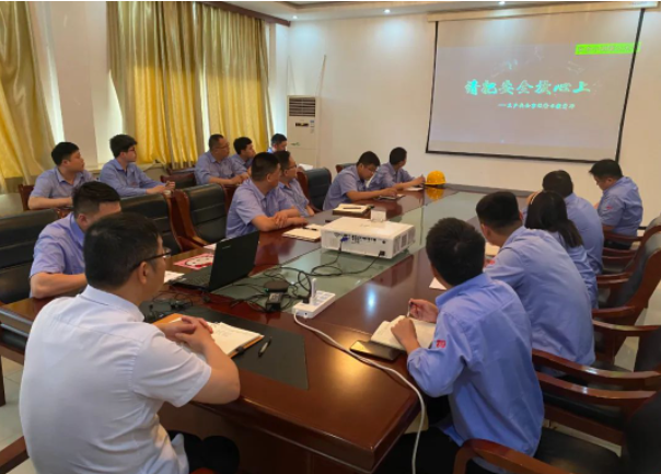 寶勝(山東)電纜有限公司日前召開(kāi)了一場(chǎng)以“人人講安全 個(gè)個(gè)會(huì)應(yīng)急”為主題的安全生產(chǎn)月啟動(dòng)會(huì)議。該公司各部門(mén)的責(zé)任人和安全員參加了此次會(huì)議。