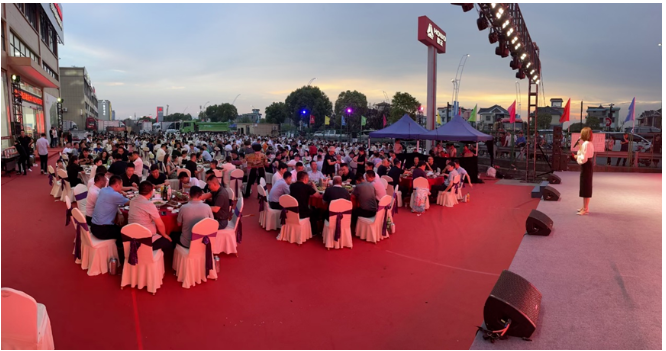 通過這次啤酒狂歡節，中國重汽和中策橡膠展示了他們在重卡市場上的合作實力和創新能力。他們的新產品將為綠色、智能和節能城建提供可靠的解決方案，助力中國重卡市場迎接新的規劃和要求。
