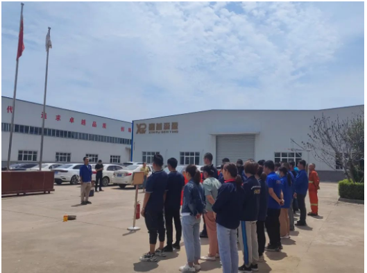 活動中，安全負責人秦方亮傳達了高新區有關安全生產的文件精神，并提出了具體要求。首先，他強調了深入宣傳專項排查整治行動的重要性，推動各租賃戶落實安全責任，要求企業負責人帶頭組織重大事故隱患排查整治、全員履行安全生產崗位責任、對水、電、器等進行排查整治、進行事故應急救援演練以及對企業生產經營活動進行排查整治。