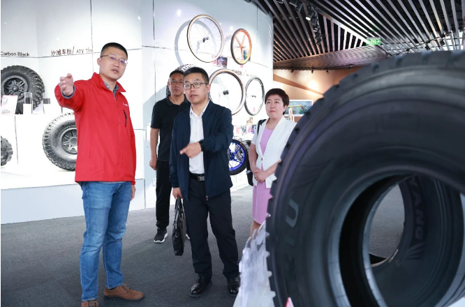 隨后，劉總一行參觀了中策橡膠的未來工廠，深刻感受到數字賦能和智慧制造帶來的新工業浪潮。