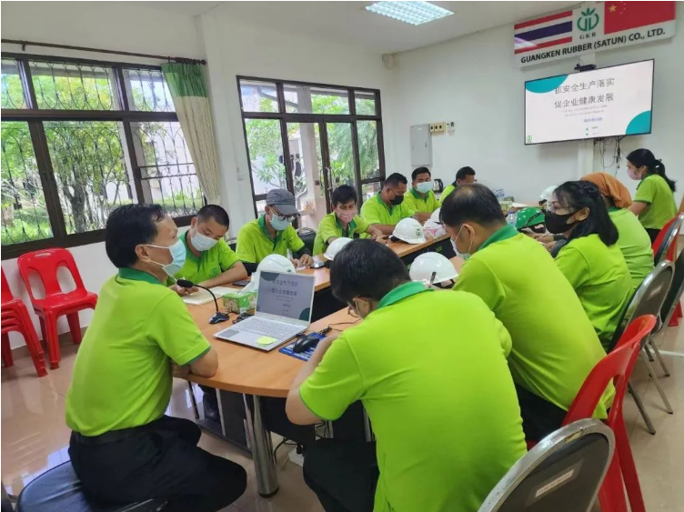 廣墾橡膠集團公司所屬單位在全國第22個安全生產(chǎn)月中開展了一系列活動，旨在深入學習貫徹黨的二十大精神，以推動安全生產(chǎn)責任的落實。