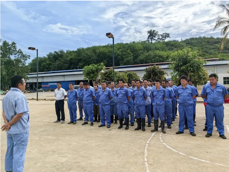 云南廣墾橡膠公司于6月1日舉行了“安全生產(chǎn)月”活動啟動儀式。該公司組織了所屬六家制膠廠的員工共230余人線上線下同步參加了啟動會。在會上，云南公司董事長王宜江具體部署了“安全生產(chǎn)月”活動，并提出了今后安全生產(chǎn)工作的明確要求。與會人員還在現(xiàn)場與各制膠廠廠長簽署了安全生產(chǎn)責任書，并在“安全生產(chǎn)月”主題橫幅上簽名承諾。