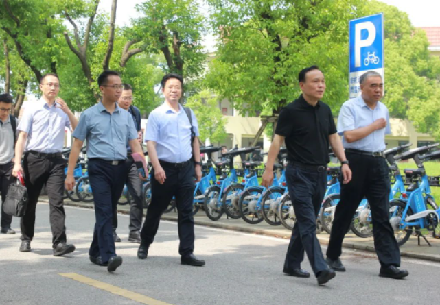隨后，錢振宇董事長一行在張慶堂院長等人的陪同下參觀了江陰職業(yè)技術(shù)學(xué)院校園，深入了解了學(xué)院的辦學(xué)理念和辦學(xué)特色。雙方就進(jìn)一步加強(qiáng)合作進(jìn)行了深入的洽談。