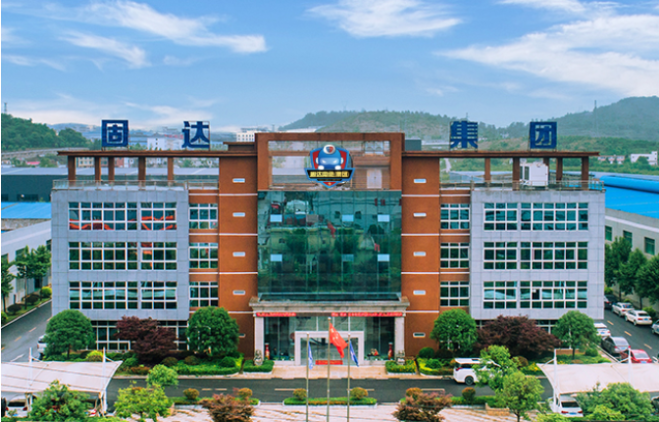 此外，在防火技術(shù)方面，固達(dá)電纜集團(tuán)也進(jìn)行了創(chuàng)新。他們與貴州大學(xué)合作，研發(fā)出了一種名為“礦物質(zhì)柔性防火電纜”的產(chǎn)品，填補(bǔ)了國內(nèi)防火電纜市場的空白。這種電纜采用了無機(jī)礦物材料，即使在高溫燃燒條件下，仍能保持線路的通暢，耐火等級(jí)符合國家標(biāo)準(zhǔn)和英國耐火標(biāo)準(zhǔn)。