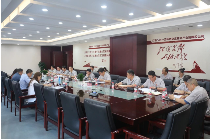 此次督查采用了現(xiàn)場檢查和座談交流相結合的方式，針對部分生產(chǎn)單位進行了全面細致的檢查。之后，召開了座談會。在座談會上，副總經(jīng)理寧博對公司當前的安全環(huán)保工作進行了匯報，法務部負責人則介紹了公司的法務工作情況。隨后，張航偉從生產(chǎn)經(jīng)營、安全環(huán)保和法務工作等方面作了全面綜合的匯報。