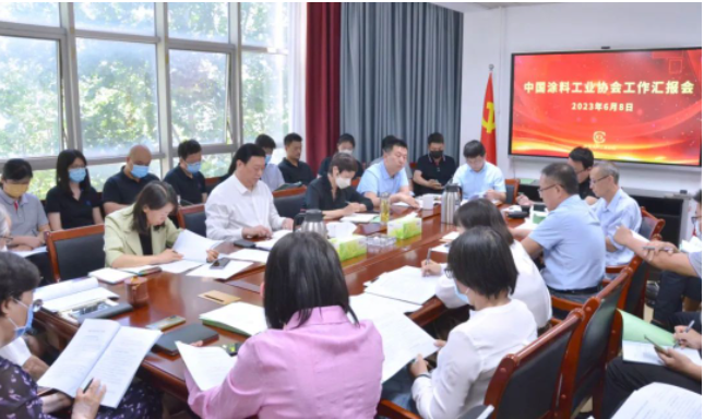 劉普軍會長要求下一步工作要有緊迫感，突出重點，做好統(tǒng)籌規(guī)劃，充分履行職責(zé)。他強(qiáng)調(diào)全體協(xié)會人員應(yīng)團(tuán)結(jié)合作，以高標(biāo)準(zhǔn)、高質(zhì)量完成各項工作任務(wù)，為協(xié)會工作開創(chuàng)新局面貢獻(xiàn)力量。劉普軍會長還對未來的發(fā)展充滿信心，并呼吁大家共同努力，推動中國涂料行業(yè)實現(xiàn)更加輝煌的發(fā)展。