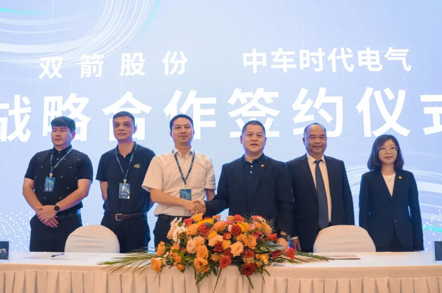 發布會上，雙箭股份與中車時代電氣簽署了戰略合作協議。作為輸送帶行業的領頭企業，雙箭股份專注于輸送技術的研發與應用，而中車時代電氣是中國電氣化鐵路裝備事業的先行者，致力于推動高端裝備產品的智能化發展。這次戰略合作將為綠色智能運輸領域帶來更多機遇與創新，推動行業向可持續發展方向邁進。