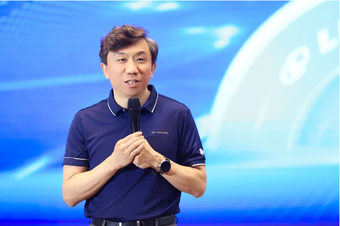 玲瓏輪胎副總裁于航結(jié)合會(huì)議主題介紹了他們即將實(shí)施的“四全三新”規(guī)劃。為幫助經(jīng)銷商在市場(chǎng)上取得突破，玲瓏輪胎將從產(chǎn)品、渠道、價(jià)值、品牌四個(gè)方面全面布局，注入新的銷售動(dòng)力，不斷更新產(chǎn)品、渠道和能力，以企業(yè)實(shí)力推動(dòng)銷售力的提升，進(jìn)而提升企業(yè)整體實(shí)力，形成強(qiáng)大的廠商聯(lián)動(dòng)服務(wù)市場(chǎng)的模式。