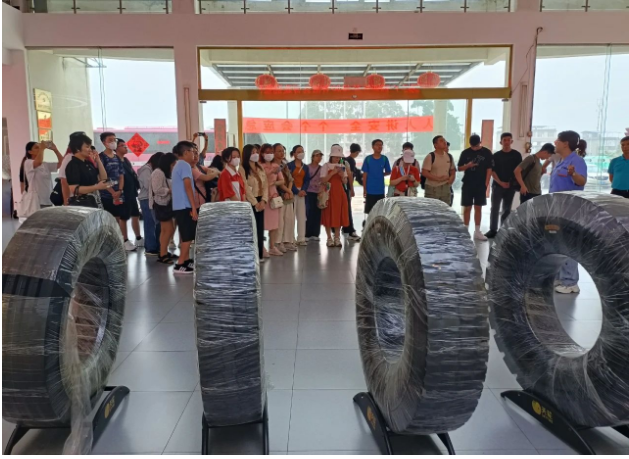 廣西新桂輪橡膠有限公司迎來了一批國際友人，他們來自越南、印度尼西亞和新加坡等國家，專程參觀該公司的生產車間。這些國際友人對新桂輪公司的產品在國內外市場的廣泛應用以及良好的口碑給予了高度認可，并對該公司的實力和產品表示濃厚興趣。