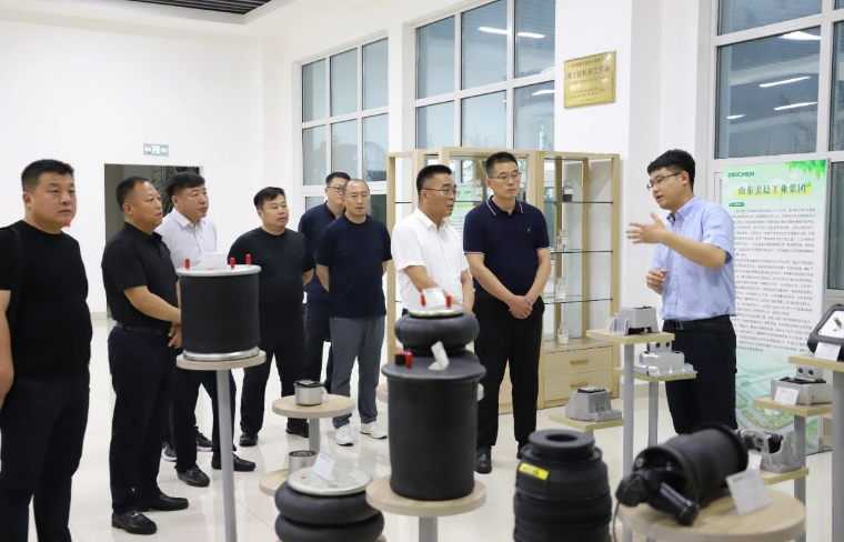 隨后，葉永興一行參觀了美晨工業(yè)集團(tuán)的黨群文化長(zhǎng)廊、產(chǎn)品展廳、生產(chǎn)現(xiàn)場(chǎng)和研發(fā)中心。他們對(duì)公司取得的成就和發(fā)展給予了高度認(rèn)可，并對(duì)美晨工業(yè)集團(tuán)的發(fā)展前景表示了期待。