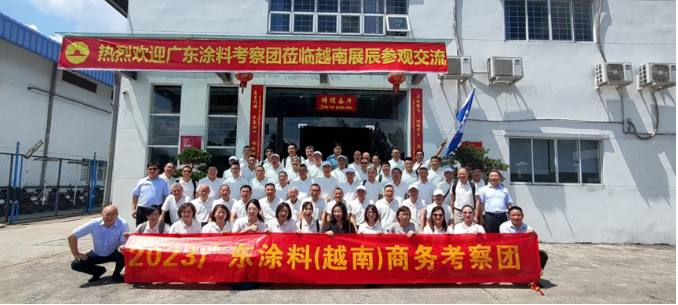 下午，考察團抵達越南展辰，受到了展辰董事長陳冰、越南展辰總經(jīng)理李旭汕和越南展辰常務(wù)副總經(jīng)理王波的熱情歡迎。陳冰代表協(xié)會和展辰新材簡要介紹了越南展辰的情況。越南展辰是展辰新材在海外投資的第一個工廠，主要生產(chǎn)油性涂料和UV涂料，廣泛應(yīng)用于套房家具和櫥柜領(lǐng)域。據(jù)介紹，越南展辰已成為展辰國際化的重要窗口，近年來營業(yè)額逐年增長，2022年銷售規(guī)模已超過2億，員工人數(shù)超過150人，其中中籍員工50余人，越籍員工100余人。