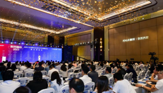 "2023年度涂料行業(yè)高峰論壇&防水行業(yè)高峰論壇暨品牌盛會(huì)"在上海舉行，來(lái)自全國(guó)各地的涂料和防水企業(yè)、渠道經(jīng)銷商、下游用戶企業(yè)以及國(guó)家和地方相關(guān)協(xié)會(huì)領(lǐng)導(dǎo)齊聚一堂。本次論壇以"聚勢(shì) 智遠(yuǎn)"為主題，旨在共同探討涂料和防水行業(yè)的發(fā)展現(xiàn)狀，并探索品牌建設(shè)的核心力量。