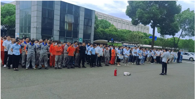 為了進(jìn)一步提升全員的應(yīng)急逃生能力和安全操作技能，提高企業(yè)的應(yīng)急綜合水平，建新各單位結(jié)合實(shí)際生產(chǎn)情況，開(kāi)展了各類形式的現(xiàn)場(chǎng)應(yīng)急演練和消防技能比武。通過(guò)實(shí)戰(zhàn)演練，員工們學(xué)習(xí)了事故風(fēng)險(xiǎn)征兆、預(yù)防措施、應(yīng)急措施和急救知識(shí)。