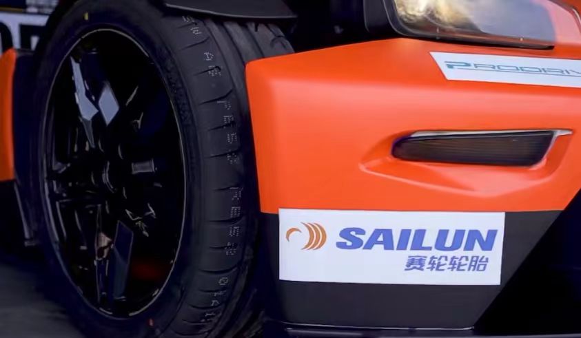 吉利銘泰集團(tuán)全新賽事IP——MINTIMES GP銘泰大賽車旗下的KTM X-BOW CUP賽事如火如荼地開賽。作為官方指定輪胎，賽輪PD系列半熱熔輪胎為車手們的競(jìng)速之旅提供了強(qiáng)大的動(dòng)力，憑借超強(qiáng)的抓地力和極致的操控性，為現(xiàn)場(chǎng)觀眾奉獻(xiàn)了一場(chǎng)兼具速度與激情的視覺盛宴。