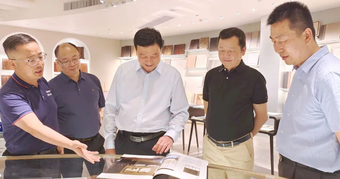中國(guó)涂料工業(yè)協(xié)會(huì)會(huì)長(zhǎng)劉普軍率領(lǐng)代表團(tuán)于近日對(duì)宣偉-華潤(rùn)涂料研發(fā)中心進(jìn)行了考察訪問(wèn)。宣偉熱情接待了劉普軍會(huì)長(zhǎng)及其隨行人員，期間詳細(xì)介紹了宣偉-華潤(rùn)涂料的發(fā)展情況。