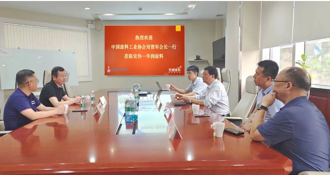 隨后的座談交流環(huán)節(jié)，與會(huì)代表就中國(guó)涂料行業(yè)實(shí)現(xiàn)高質(zhì)量發(fā)展的途徑進(jìn)行了充分討論。中國(guó)涂料工業(yè)協(xié)會(huì)秘書長(zhǎng)劉杰和彩之虹董事長(zhǎng)顧天兵也出席了此次考察活動(dòng)，共同探討行業(yè)未來(lái)的發(fā)展方向。