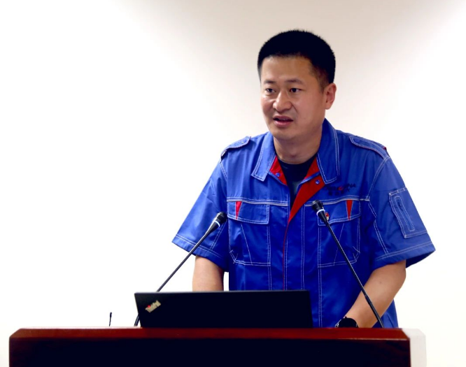 橡六公司黨委書記、總經(jīng)理蒲章國(guó)