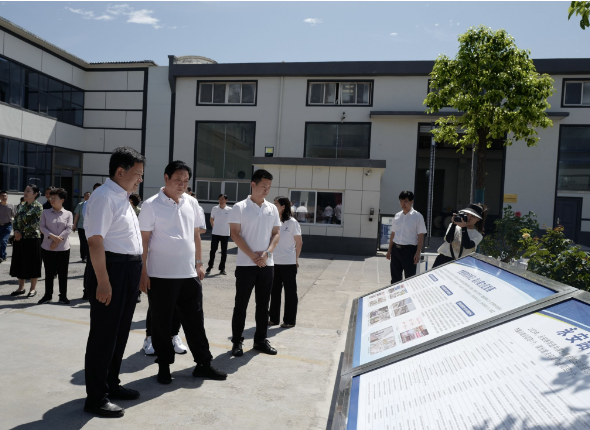 鞏義市舉行了市重點(diǎn)項目觀摩活動。7月15日，市委書記袁聚平、市長張東輝等鞏義市四大班子領(lǐng)導(dǎo)、各鄉(xiāng)鎮(zhèn)(街道辦事處)負(fù)責(zé)人以及市相關(guān)單位主要負(fù)責(zé)同志等100余人，在永安路街道黨工委書記張宏奎的陪同下，蒞臨河南華星電線電纜有限公司(華星電纜)進(jìn)行參觀調(diào)研。