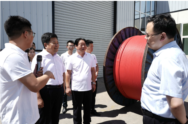 觀摩過程中，鞏義市委書記袁聚平對華星電纜在工業(yè)5G智能化、數(shù)字化、信息化方面的成果給予了高度肯定，并強(qiáng)調(diào)傳統(tǒng)制造企業(yè)要勇于創(chuàng)新、敢于突破，提升工業(yè)制造業(yè)的技術(shù)裝備水平，實(shí)現(xiàn)研發(fā)和信息化數(shù)字化的全面升級。
