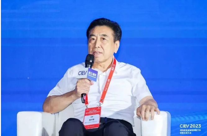 除袁仲雪外，賽輪集團PCR配套總監汪永祥也受邀參加了供應鏈協同發展論壇等會議。這次大會為國際新能源智能網聯汽車產業領域的交流合作提供了難得的機遇，參會專家學者紛紛表示，將共同致力于推動新汽車產業的健康發展，為建設更加清潔、綠色的交通出行貢獻力量。