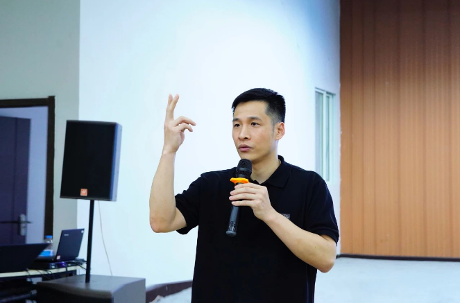 集團輪胎事業(yè)部梅總在會上用實際業(yè)績數(shù)據(jù)肯定了各公司上半年的辛勤努力，同時明確指出了未來工作需要提升的方向和具體目標。他強調(diào)要打開和升級思維，多角度思考行動，并在正確的方向中以激進的方式去突破，找出更高效、更優(yōu)質(zhì)的工作方法。