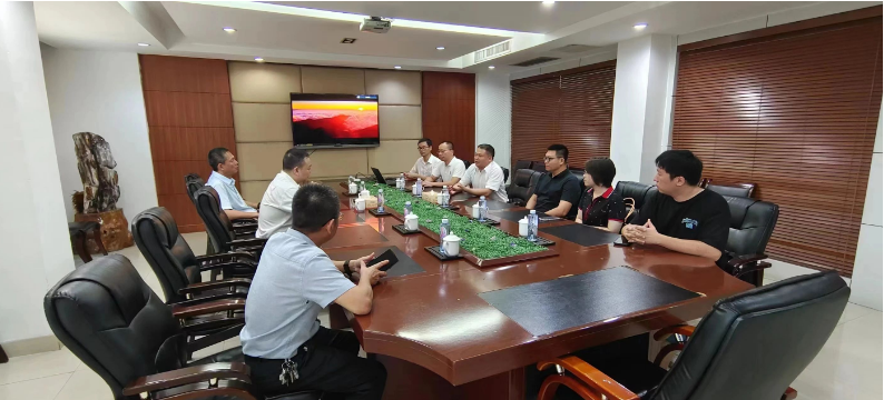 在集團常務副總林資源的陪同講解下，調研組對集團的關鍵技術攻關、創新平臺建設、人才引進培育以及高新技術企業認定等方面進行了充分調研，并詳細了解了企業的生產運行、產品研發、市場開拓和發展規劃等情況。