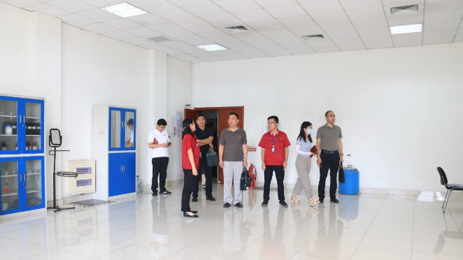 山東省東營(yíng)市科技局四級(jí)調(diào)研員王新俊，市科技局農(nóng)社科科長(zhǎng)、機(jī)關(guān)黨委負(fù)責(zé)人楊行德，市科技局高新科負(fù)責(zé)人馬向明等領(lǐng)導(dǎo)到萬達(dá)寶通輪胎公司進(jìn)行了深入調(diào)研和指導(dǎo)工作。墾利區(qū)科技局黨組書記、局長(zhǎng)張鵬，區(qū)科技局研究室主任張芳芳陪同。