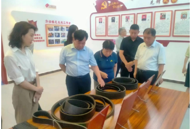 開封市政協(xié)副主席兼市財(cái)政局黨組書記、局長(zhǎng)孫國才率領(lǐng)市政協(xié)代表團(tuán)，共22人一行，蒞臨金久龍實(shí)業(yè)有限公司，深入調(diào)研該企業(yè)的發(fā)展?fàn)顩r。陪同調(diào)研的還有縣政協(xié)副主席楊清泉及縣委統(tǒng)戰(zhàn)部有關(guān)負(fù)責(zé)人。