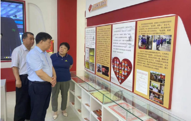孫國才一行在參觀了金久龍公司的“五心先鋒”展廳后，聽取了該金久龍公司黨委書記兼總經(jīng)理王運(yùn)紅對(duì)企業(yè)情況的介紹，詳細(xì)了解了金久龍公司發(fā)展歷程、生產(chǎn)經(jīng)營、技術(shù)創(chuàng)新以及人才需求等方面的詳細(xì)介紹。王運(yùn)紅對(duì)金久龍公司取得的杰出業(yè)績(jī)感到自豪，并表示公司將堅(jiān)持創(chuàng)新發(fā)展，為開封市高質(zhì)量發(fā)展貢獻(xiàn)更大力量。