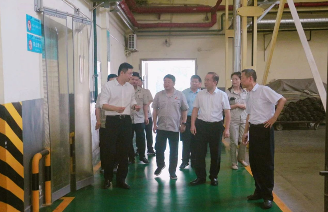 陜西省國資委黨委委員、副主任汪亮，二級巡視員白宏偉一行到陜西延長石油西北橡膠有限公司，開展了一次緊要的安全生產和生態環保專項督導調研。此次調研旨在深入了解西橡公司在安全生產和環保方面的情況，推動綠色低碳發展戰略的貫徹落實。