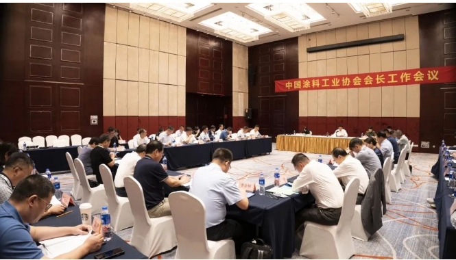 除劉普軍會長外，會議還吸引了中國涂料工業協會名譽會長孫蓮英、副會長丁艷梅以及秘書長劉杰的關注和參與。整個會議充滿了積極的討論和交流氛圍。