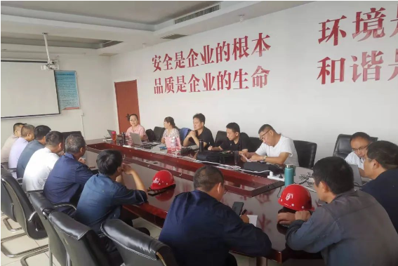 邯鄲黑貓公司特聘安全生產專家團隊前往公司，為其安全生產工作提供指導和幫扶。經過對現場生產車間的深入排查，公司在專家團隊的建議下，積極整改問題，進一步加強了安全管理和風險防控措施，以確保員工的安全和生產環境的穩定。