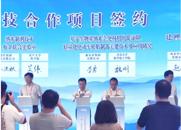 本次會議的主題緊扣“科技創(chuàng)新與新型工業(yè)化”，涵蓋了重點項目簽約儀式、高端論壇等多項活動。據(jù)了解，新東岳集團作為會議的重要參與者之一，在會上與全球材料科學領(lǐng)域的頂尖科學家魏剛高級研究員成功簽約，雙方將共同建立產(chǎn)學研合作關(guān)系。這一合作旨在推動科技成果轉(zhuǎn)化，服務企業(yè)，提升科研水平與創(chuàng)新能力，共同探索產(chǎn)業(yè)升級、技術(shù)攻關(guān)、人才培育等多領(lǐng)域的深度合作。