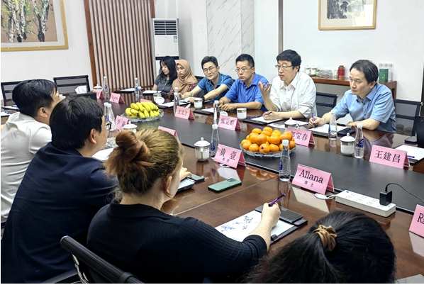 在座談交流中，楊水清董事長詳細介紹了公司發(fā)展狀況，并強調(diào)了與英國愛丁堡大學在新材料領(lǐng)域的合作進展。他表達了與高校合作的愿望，希望充分利用學科和人才資源優(yōu)勢，實現(xiàn)合作共贏。