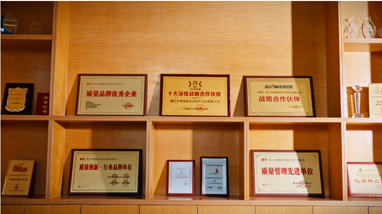 作為一家以技術實力為支撐的高新技術企業，嘉多彩粉末涂料公司在業界細分領域展現出了強大的創新能力和發展潛力。據了解，被認定為“創新型中小企業”的標準非常嚴格，要求企業在專業化水平、創新能力和行業影響力等方面均達到較高水平，因此嘉多彩公司的入選可謂是對其在行業內的地位和實力的肯定。