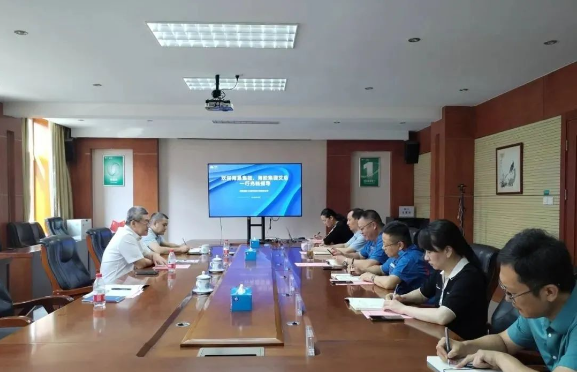 北橡院黨委書記兼總經理李高平則表示，北橡院作為國家級橡膠科研設計綜合機構，與海南橡膠的發展需求高度契合。雙方的合作基礎穩固，合作前景廣闊。他表示北橡院愿意為海南橡膠提供人才和科技支持。他提出，雙方未來可以采用企業提出問題，科研院所進行攻關的模式，加深院企合作，促進產學研用協同創新，引領我國天然橡膠產業向高端制造邁進。