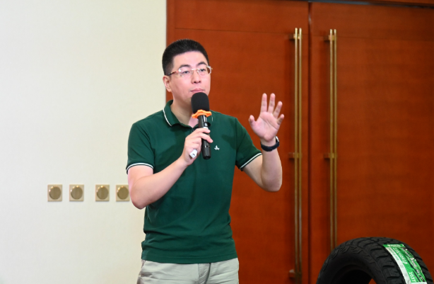 在會議現(xiàn)場，中策橡膠乘用車胎銷售部東北科科長王智學(xué)分享了中策所取得的成績和心得，同時對當(dāng)前市場環(huán)境進行了深入分析，提出了新的工作思路。他強調(diào)，在當(dāng)前激烈的市場競爭下，創(chuàng)新是取勝的關(guān)鍵，只有緊跟市場需求變化，不斷推陳出新，才能在競爭中立于不敗之地。