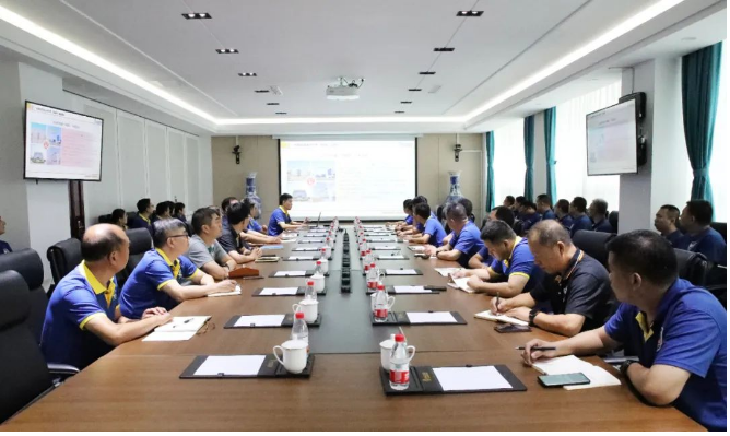 華盛橡膠集團(tuán)于8月27日在其技術(shù)研發(fā)中心舉行了2023年“質(zhì)量月”的啟動(dòng)會(huì)議。這次會(huì)議聚焦于質(zhì)量的重要性，旨在通過(guò)一系列活動(dòng)，夯實(shí)質(zhì)量基石，構(gòu)建質(zhì)量強(qiáng)企的目標(biāo)。出席會(huì)議的有華盛橡膠集團(tuán)高層領(lǐng)導(dǎo)趙瑞青總經(jīng)理、張玉亮副董事長(zhǎng)、田永山副總經(jīng)理，以及各工廠主要負(fù)責(zé)人、研發(fā)中心部門(mén)主管等。