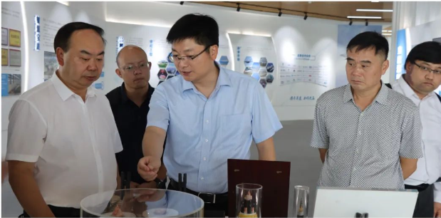 安順市副市長楊平一行蒞臨寶勝調(diào)研企業(yè)生產(chǎn)經(jīng)營情況。寶勝股份黨委書記、董事長生長山，黨委副書記、工會(huì)主席宋宇峰，黨委委員、副總經(jīng)理、總工程師陳大勇等公司領(lǐng)導(dǎo)陪同。