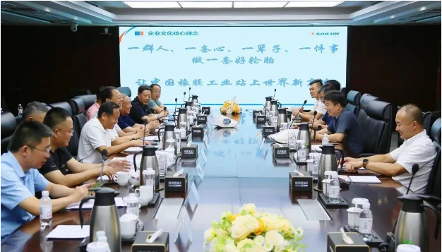 山東省道路運(yùn)輸協(xié)會(huì)會(huì)長(zhǎng)孫慶民，聯(lián)同多位協(xié)會(huì)領(lǐng)導(dǎo)和企業(yè)高管到賽輪集團(tuán)進(jìn)行訪(fǎng)問(wèn)。賽輪集團(tuán)總裁謝小紅及團(tuán)隊(duì)熱情接待了到訪(fǎng)的嘉賓。