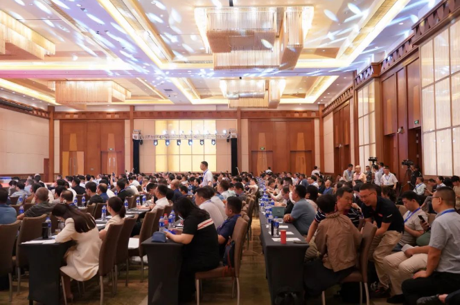 整個大會將持續至9月6日，同時，第十屆中國國際線纜及線材展覽會也在同期舉行，為行業內人士提供了深入交流和展示的機會。本次活動的舉辦將進一步促進電線電纜行業的交流合作，推動行業的持續健康發展。