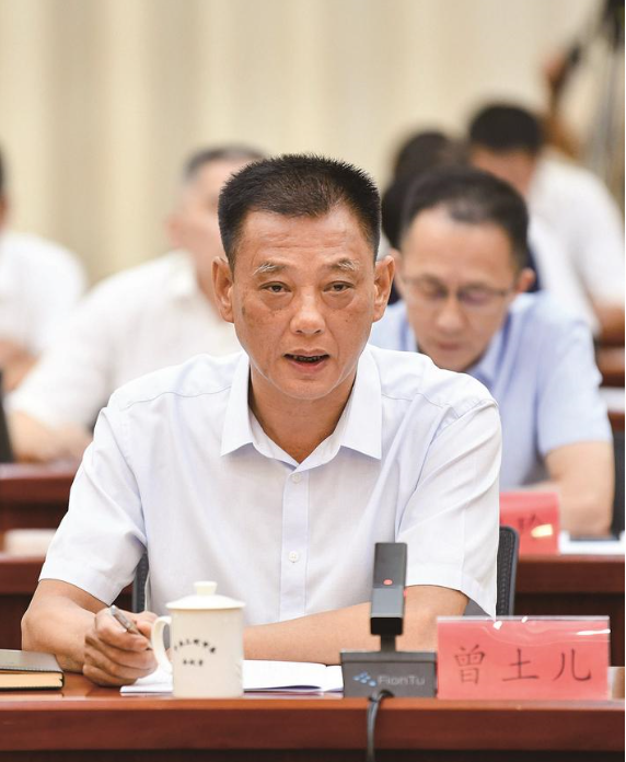 福建省三明市召開了一場民營經濟發展座談會，旨在聽取民營企業對產業發展的意見和建議。在會上，三明正元化工有限公司的董事長曾土兒分享了該公司的發展歷程和關于白炭黑產業的見解。