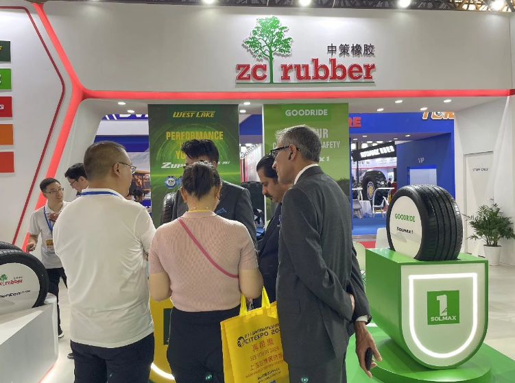 在為期三天的展會(huì)中，來自歐美、東南亞等多家客戶表達(dá)了強(qiáng)烈興趣，并與中策橡膠達(dá)成了合作意向。中策橡膠作為全球第九大輪胎制造商，不僅致力于輪胎細(xì)分品類的創(chuàng)新研發(fā)和精益生產(chǎn)，還通過多渠道銷售一體化發(fā)展，為全球消費(fèi)者提供豐富且優(yōu)質(zhì)的輪胎產(chǎn)品與服務(wù)。中策的高價(jià)值產(chǎn)品與服務(wù)已覆蓋近200個(gè)國(guó)家和地區(qū)，贏得了全球消費(fèi)者的歡迎與認(rèn)可。