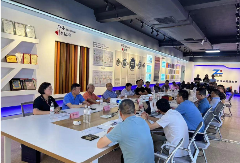 寧波涂協(xié)考察團來到了青島中氟氟碳材料有限公司，公司總經理宋兆斌熱情歡迎了考察團。在座談交流會上，宋兆斌總經理詳細介紹了公司的產品體系，包括FEVE水性氟碳涂料、油性氟碳涂料、UV光固化涂料等。他強調了公司在氟碳領域的深耕細作和標準的豐富經驗，為行業(yè)內其他企業(yè)提供了學習的機會。