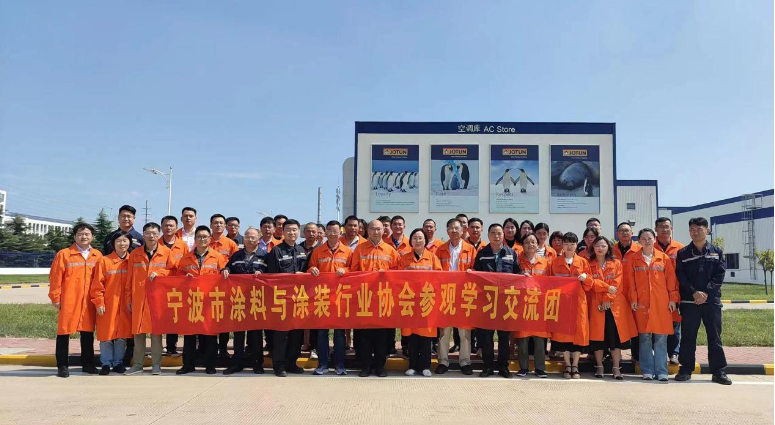 寧波涂協(xié)考察團蒞臨了中遠佐敦船舶涂料(青島)有限公司，公司總監(jiān)徐繼偉熱情歡迎了考察團。在座談交流中，徐繼偉總監(jiān)介紹了公司的歷史和企業(yè)精神，以及企業(yè)管理、制度文化建設、物流管理、公益慈善、社會責任等方面的情況。汪立波會長和吳曉明秘書長向徐繼偉總監(jiān)一行的熱烈歡迎表示衷心感謝，佐敦集團作為制漆領域的全球卓越品牌，將成為他們學習和借鑒的方向。