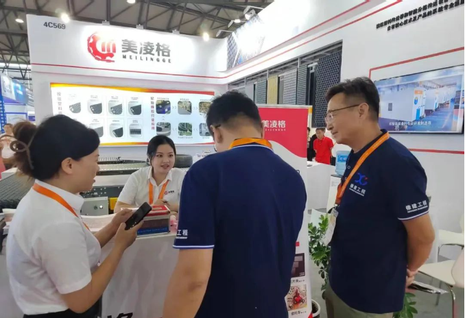 展會期間，眾多參觀者對美凌格的輪胎傳送帶解決方案給予了高度評價。客戶紛紛表示，美凌格的先進技術和創(chuàng)新產品為生產線的運作提供了更高效的解決方案，使他們在提高生產效率的同時，降低了成本和資源浪費。