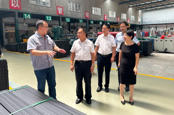 在考察過程中，代表團(tuán)還訪問了多家塑料企業(yè)，其中包括了杭州明象科技有限公司、浙江中財(cái)型材有限責(zé)任公司以及浙江同正管道技術(shù)有限公司等。他們與企業(yè)高層進(jìn)行了座談，了解了企業(yè)的發(fā)展歷程、產(chǎn)品研發(fā)、市場拓展和主要客戶情況。同時(shí)，代表團(tuán)也提供了專業(yè)意見和建議，鼓勵(lì)企業(yè)參與更多行業(yè)活動(dòng)，拓展品牌形象，并加強(qiáng)與協(xié)會(huì)的合作。