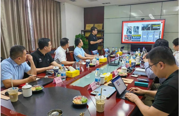 會(huì)議伊始，就利得系服務(wù)商上半年銷售復(fù)盤總結(jié)，從批發(fā)渠道、零售渠道、定價(jià)策略和品牌運(yùn)營(yíng)等多個(gè)角度進(jìn)行了深入分析。利得系目前在發(fā)展中面臨一些挑戰(zhàn)和難題，雙方進(jìn)行了原因分析，并共同探討了解決問(wèn)題的策略和措施。