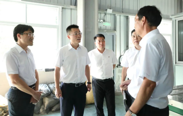 浙江省臺州市三門縣委書記陳曦一行前往珠岙鎮(zhèn)，就橡膠行業(yè)的優(yōu)化提升工作展開深入調(diào)研。此次行動旨在進(jìn)一步充分發(fā)揮三門縣在橡膠資源方面的優(yōu)勢，將其轉(zhuǎn)化為可持續(xù)發(fā)展的競爭優(yōu)勢。